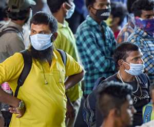 टीका लगवाने के लिए लोग कोरोना गाइडलाइन को भी भूल गए