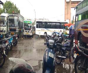 मानगो बस स्टैंड पर खड़ी रांची, बोकारो व धनबाद की बस। जागरण