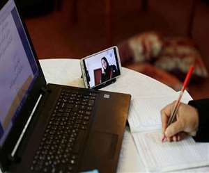 नरसिंहपुर ब्लॉक में एक हजार से अधिक बच्चे ऑनलाइन से पढ़ाई नहीं कर पा रहे हैं।