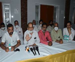 हिसार प्रकरण को लेकर मनीष ग्रोवर के पक्ष में पत्रकारवार्ता करते भाजपा पार्षद।