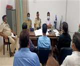 अधिकारियों और मातहतों के साथ बैठक करते एसडीओ। जागरण।