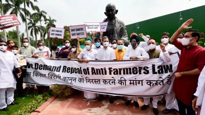 संसद सत्र से पहले ही राजनीति गरमाने लगी है।