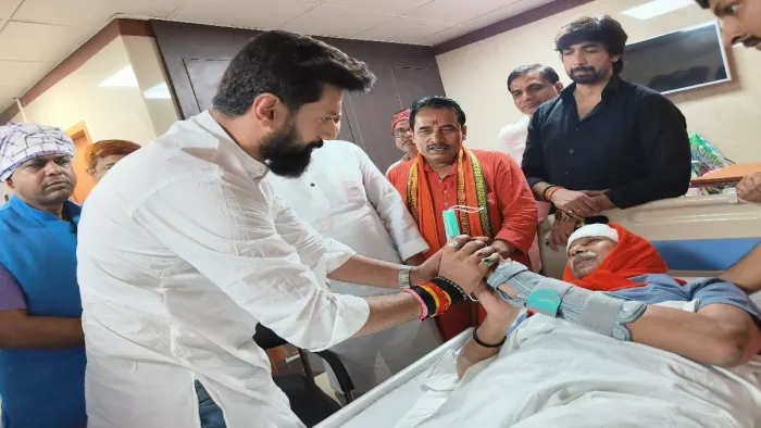पुलिस लाठीचार्ज में बुरी तरह घायल महराजगंज से लोकसभा सांसद जनार्दन सिग्रीवाल के स्वास्थ की जानकारी लेते हुए चिराग पासवान।
