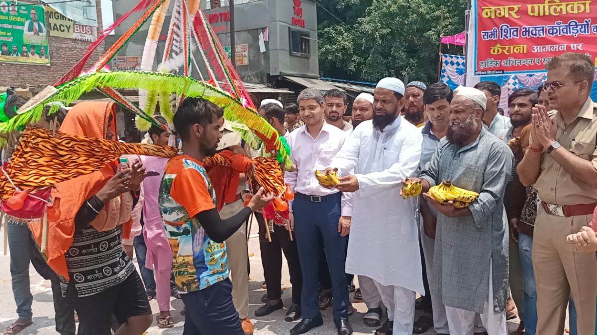 https://www.jagranimages.com/images/newimg/15072023/15_07_2023-muslim_society_showered_flowers_on_kanwariyas_in_kairana_23471564.jpg