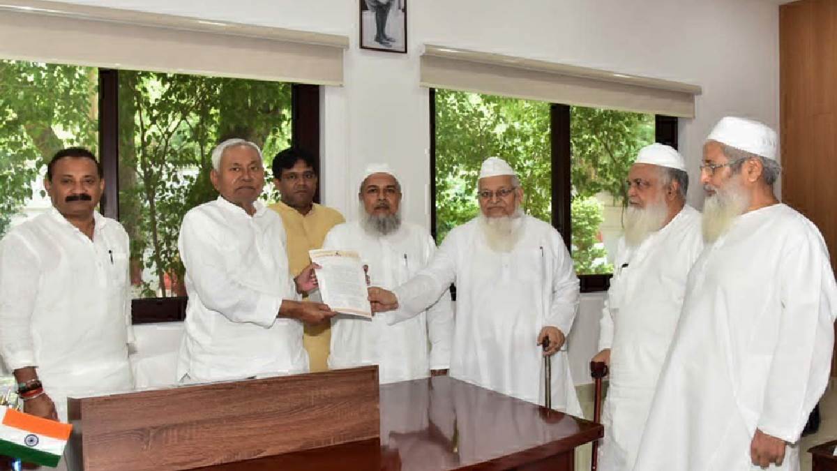 https://www.jagranimages.com/images/newimg/15072023/15_07_2023-nitish_with_personal_law_board_member_23472262.jpg