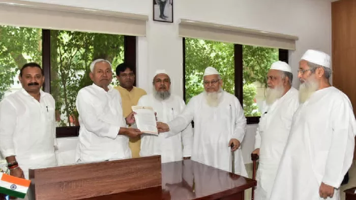 मुस्लिम पसर्नल लॉ बोर्ड के प्रतिनिधि मुख्यमंत्री नीतीश कुमार से मिलते हुए।