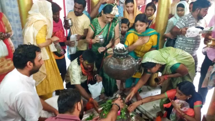 Sawan ki shivratri: सावन के शिवरात्रि पर मंदिरों में दिखा आस्था का सैलाब।