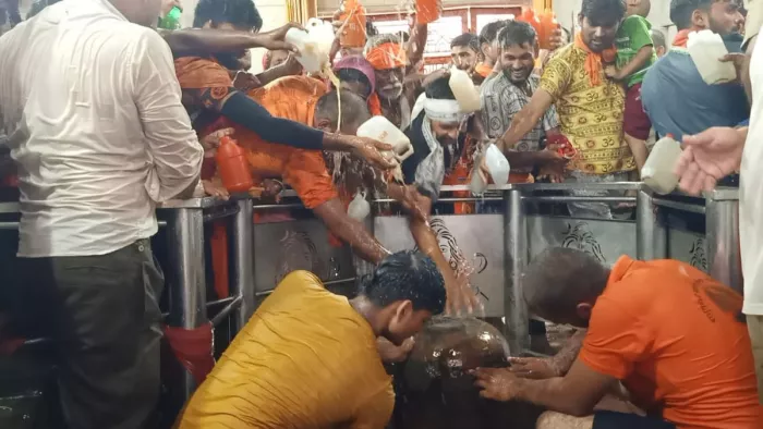 पुरा महादेव मंदिर पर जलाभिषेक के लिए उमड़ा कांवड़ियों का सैलाब