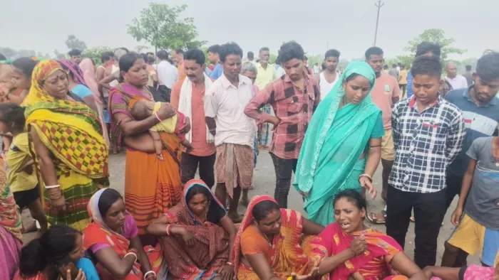 हादसे के बाद सड़क पर प्रदर्शन करते लोग। (फोटो- जागरण)