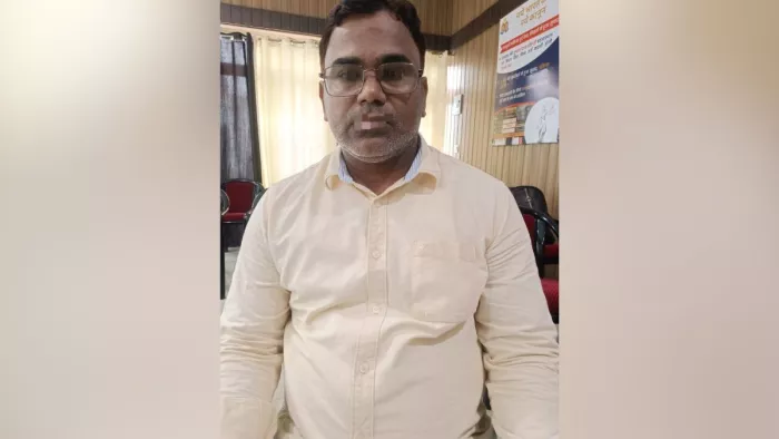 नलकूप विभाग का संप्रति वरिष्ठ सहायक रिश्वत लेते गिरफ्तार।