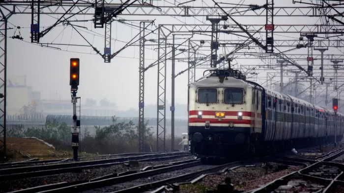 रेलवे ने कई महत्वपूर्ण ट्रेनों को कैंसिल करने का फैसला लिया है। (प्रतीकात्मक तस्वीर)