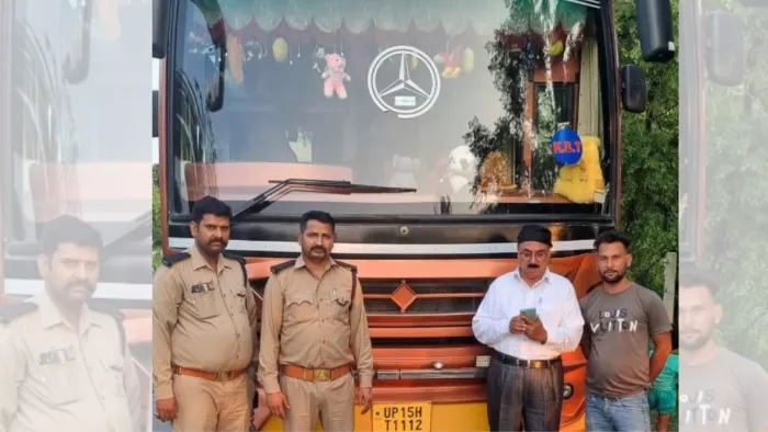 डबल डेकर बस का चालान करते ऑनलाइन चालान करते कर्मचारी l जागरण