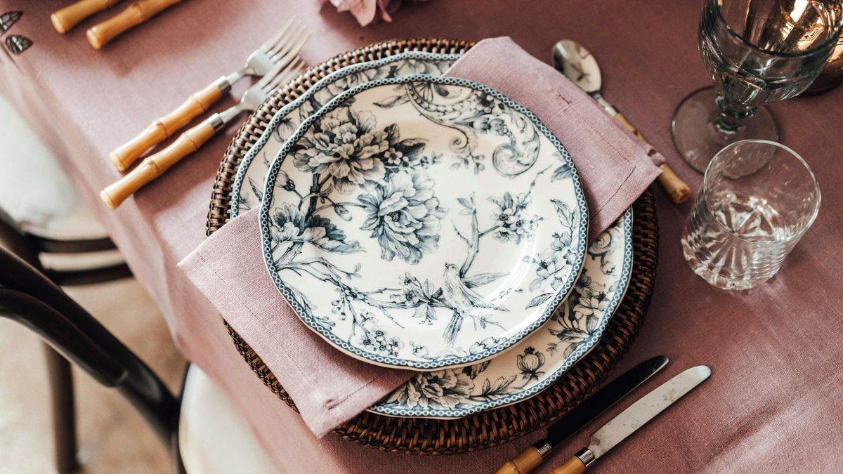 https://www.jagranimages.com/images/newimg/15072024/15_07_2024-dinnerware_sets_23758783.jpg