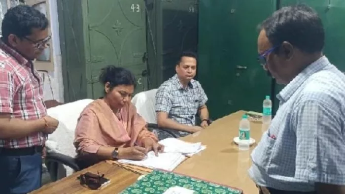 Badaun News: कोषागार में कार्यभार ग्रहण करतीं नई डीएम निधि श्रीवास्तव। जागरण