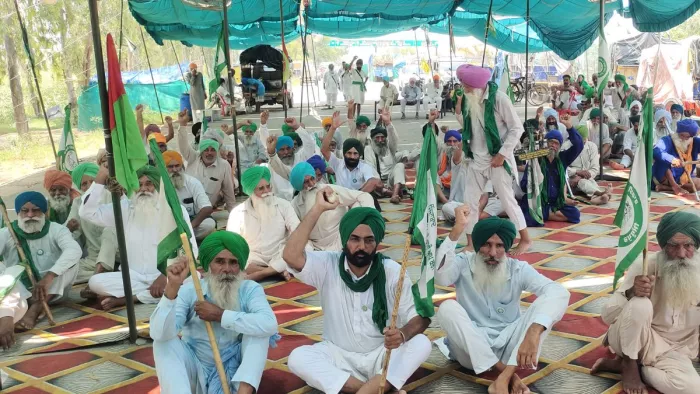 Farmers Protest: अगली रणनीति बनाने में जुटे किसान, बॉर्डर पर जुटने लगी भीड़।