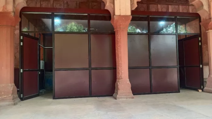 ताजमहल के पूर्वी बरामदे में तैयार किया गया मेडिकल असिस्टेंस जोन । जागरण
