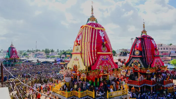 जगन्नाथ मंदिर के सामने पहुंच चुके हैं तीनों रथ