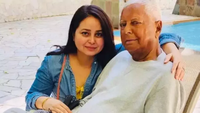 पिता लालू यादव के साथ रोहिणी आचार्य (फाइल फोटो)