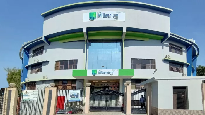 नोएडा के 12 स्कूलों के खिलाफ मान्यता रद्द करने की हो सकती है कार्रवाई।