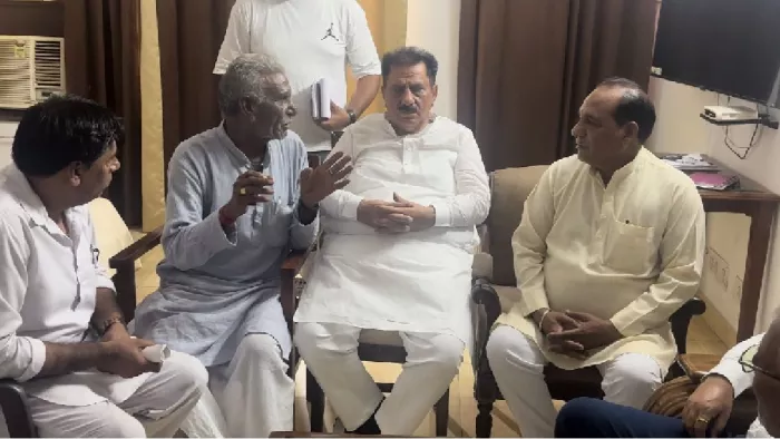 कुरुक्षेत्र के सर्किट हाउस में लोगों की समस्याएं सुनते शहरी स्थानीय निकाय मंत्री सुभाष सुधा। जागरण