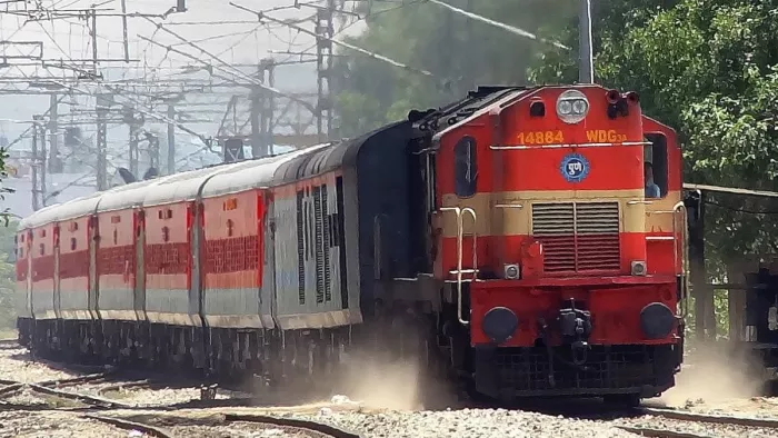 Gorakhpur Express Fire ट्रेन के कोच में लगी आग। (फाइल फोटो)