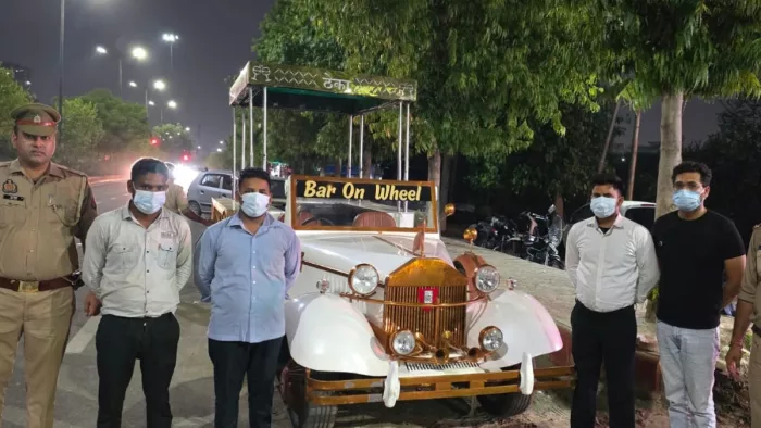 नोएडा के सर्विस रोड ब्लॉक कर विंटेज कार से शराब परोसने के मामले में चार गिरफ्तार।