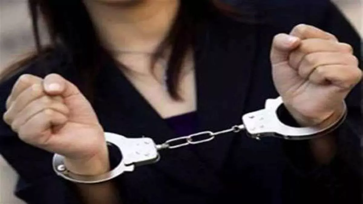 यू आर अंडर अरेस्ट..., मुंबई के 'पुलिस अधिकारियों' ने नोएडा की महिला से फोन कॉल पर इस तरह लूटे पांच लाख
