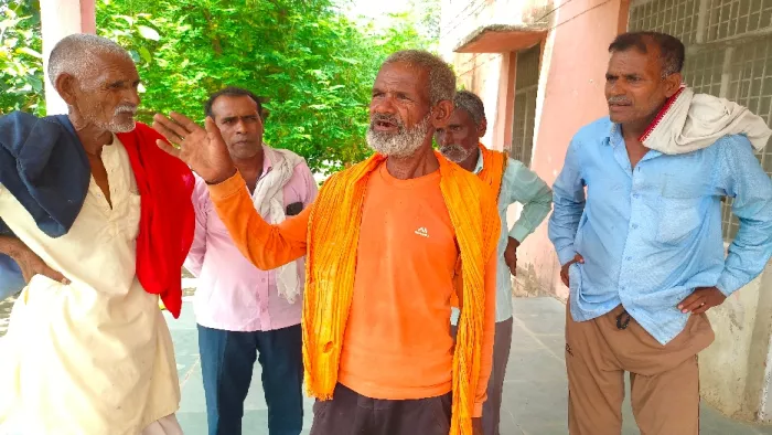 हमीरपुर स्थित पोस्टमार्टम हाउस में घटना की जानकारी देता मृतक का पिता बाबू निषाद व मौजूद अन्य स्वजन। जागरण