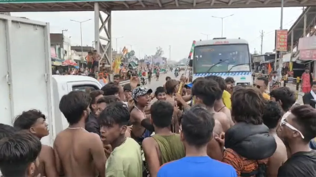 Muzaffarnagar: लिफ्ट लेकर आ रहे कांवड़ियों को टेंपो से उतारकर की धक्का-मुक्की, खूब हुआ हंगामा