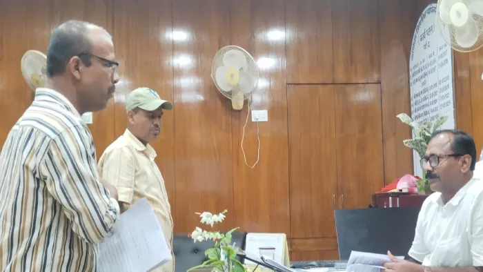 हुजूर! मेरा भाई फर्जीवाड़ा कर सरकारी स्कूल में शिक्षक बन गया है, उसे बर्खास्त करें