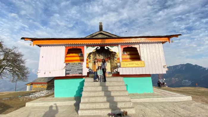 बिजली महादेव मंदिर कुल्लू के कपाट देव आदेश पर बंद कर दिए हैं।