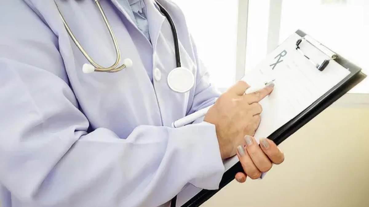 https://www.jagranimages.com/images/newimg/15072025/15_07_2025-eye_doctor_bengaluru_couple_23984503.jpg