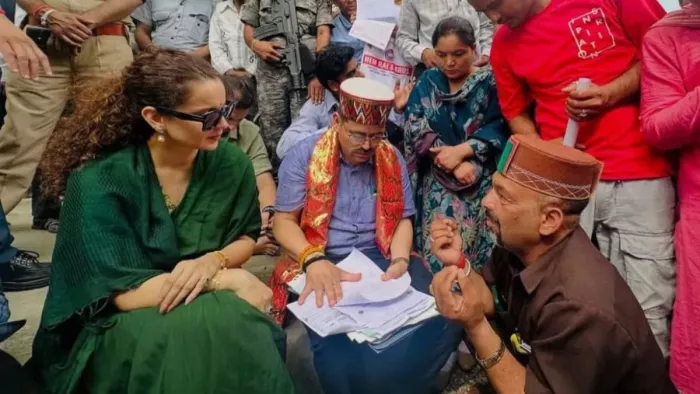जिला कुल्लू के बंजार में सांसद कंगना रनौत को समस्याएं बताते लोग। फोटो जून के अंतिम सप्ताह की है।