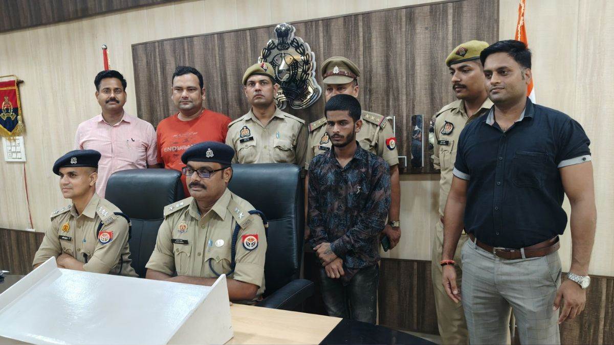 kasganj 9th pass youth arrested for fraud as sp kasganj