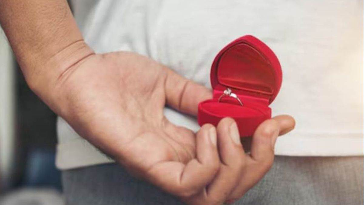 https://www.jagranimages.com/images/newimg/15072025/15_07_2025-propose_23985202.jpg
