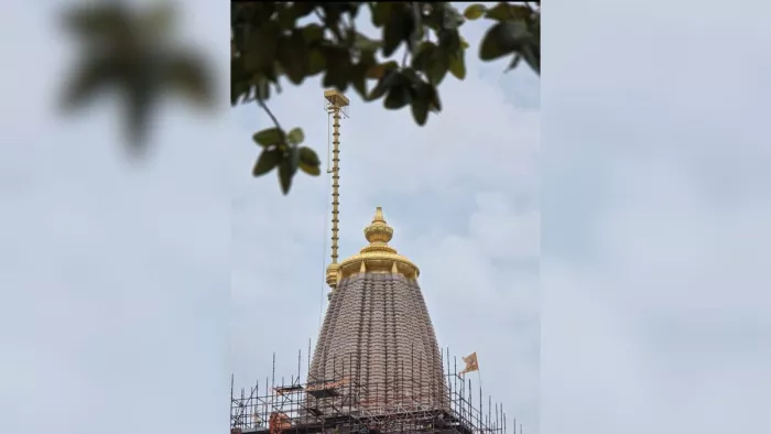 राम मंदिर का मुख्य शिखर और इस पर स्थापित स्वर्णमंडित कलश। सौ. श्रद्धालु