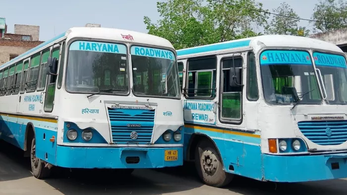 रेवाड़ी में रोडवेज कार्यशाला में खड़ी बसें। फोटो- जागरण