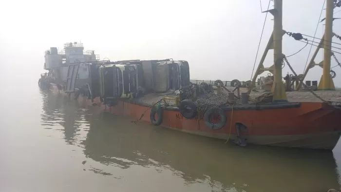 राजमहल और मानिकचक के बीच फेरी सेवा में भारी वाहनों का परिचालन रोक दिया गया है। फाइल फोटो