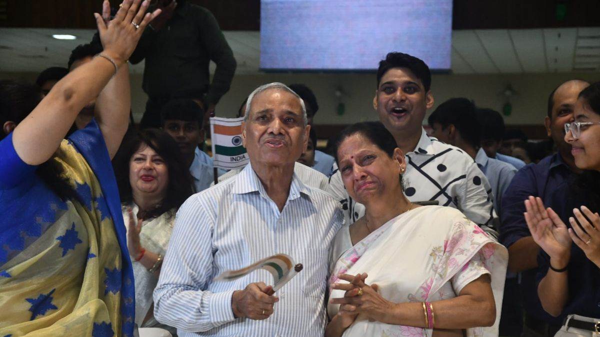 https://www.jagranimages.com/images/newimg/15072025/15_07_2025-shubhnashu_panrents_23985216.jpg