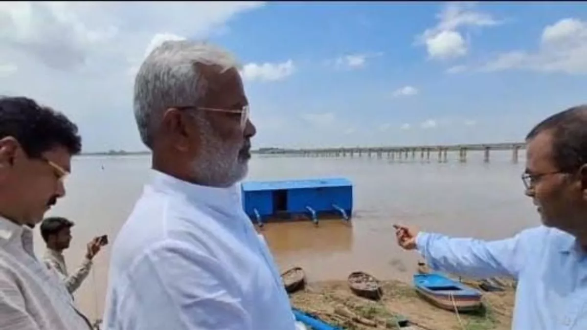 प्रोटोकाल से आठ घंटे पहले हमीरपुर आ गए उत्तर प्रदेश के जलशक्ति मंत्री, अधिकारियों में खलबली, देखी बाढ़ की स्थिति