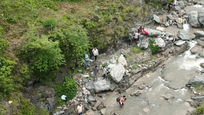 पिथौरागढ़ में खाई में टैक्सी गिरने से 8 की मौत।