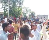 गोंडा में चाकू से हमलाकर युवक की हत्या, परिवार को जान मारने की धमकी; आक्रोशित ग्रामीणों ने लगाया जाम