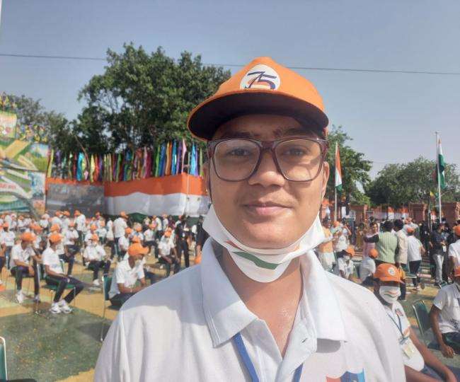 सुरक्षा घेरा तोड़कर एनसीसी कैडेट के बीच पहुंचे पीएम