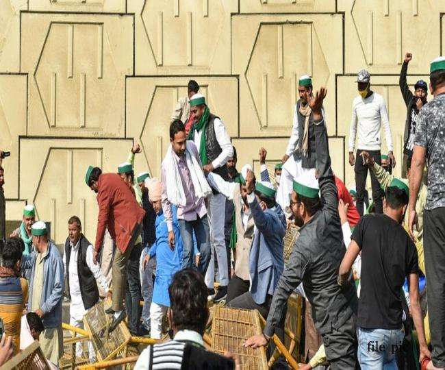 कृषि कानूनों के विरोध में चल रहे धरने में शामिल प्रदर्शनकारी आपस में भिड़ गए।