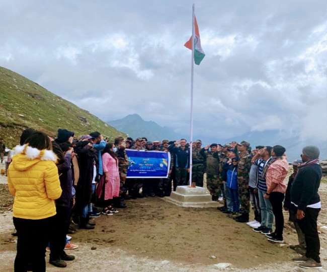 13050 फीट ऊंचे रोहतांग दर्रे पर तिरंगा फहराया है।