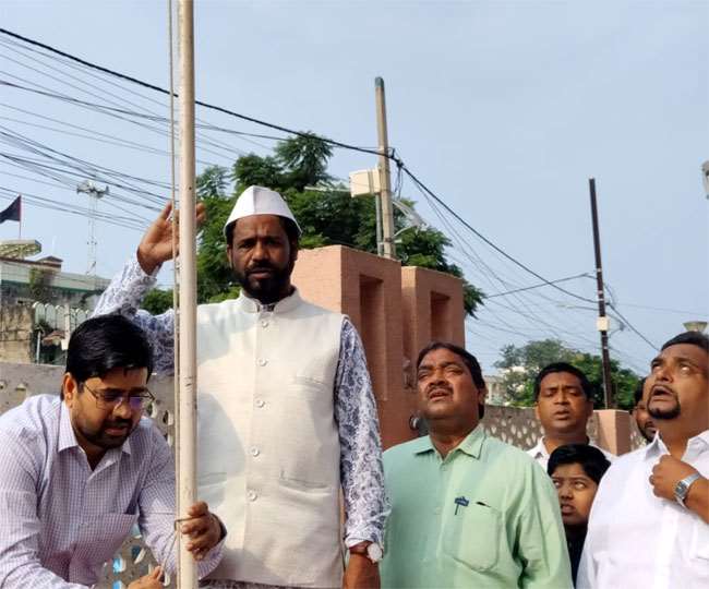 Independence Day 2021, Jharkhand News रांची में हज हाउस में तिरंगा फहराते इमाम।
