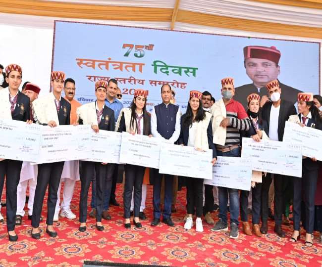 स्वतंत्रता दिवस समारोह में विभिन्न खेलों में नाम कमाने वाले हिमाचल 11 खिलाड़ियों पर जमकर धन वर्षा की है।