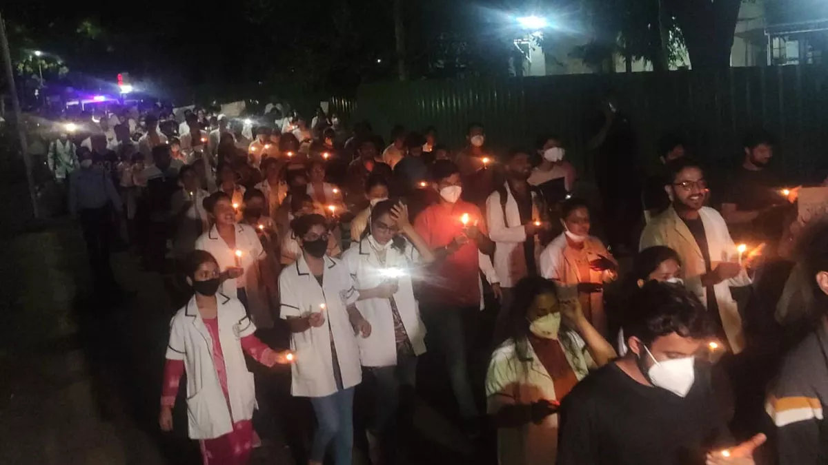 Delhi AIIMS News: एम्स में छात्रावास की मांग को लेकर छात्रों का धरना जारी, निकाला कैंडल मार्च
