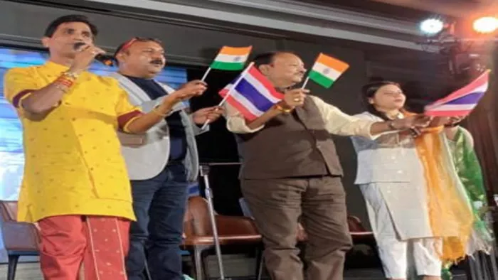 बैंकाक में डा. कुमार विश्वास होठों पर गंगा हो, हाथों में तिरंगा हो गीत गाते हुए। साथ हैं रमेश मुस्कान।