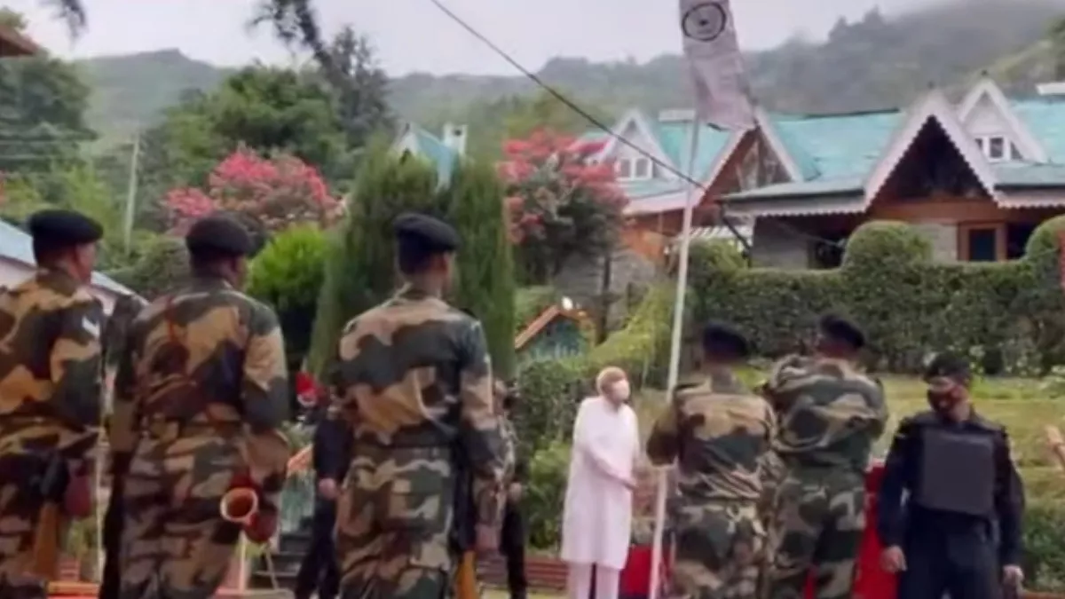 Jammu Kashmir: डा फारूक अब्दुल्ला ने की मोदी सरकार की प्रशंसा, शान से अपने घर पर तिरंगा भी फहराया